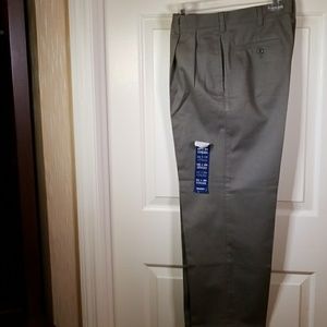 Izod MetrixFit Khaiki Green Double Pleat
32x29